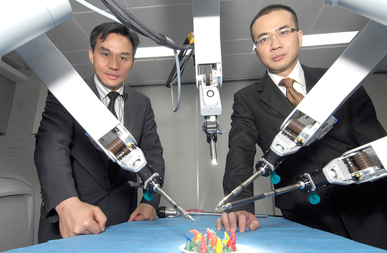 (From left) Prof. Sidney YIP and Prof. Anthony NG, Specialist in Urology, Department of Surgery, CUHK. 